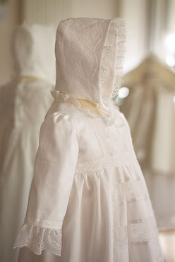 Bonnet de baptême bébé en coton fin blanc cassé et dentelle. Béguin baptême bébé Joséphine, Fil de Légende. Magasin vêtements baptême Paris, Neuilly-sur-Seine. Expédition en France et à l'international.