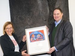 Regine Wagenblast, Geschäftsführerin der LichtwarkSchule überreicht die Urkunde zur 1. Schirmherrschaft an Dr. Carsten Brosda. Foto: R. Palte