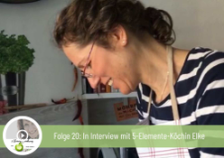 Titelbild Podcast Frau mit dunklen Haaren, lacht, im Hintergrund, im Vordergrund Apfel und Schriftzeichen 5 Elemente Ernährung mit Herz und Verstand.