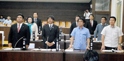 火葬場建設事業費を全額削除する与党の修正案に起立して賛成する与党=21日午後、議場