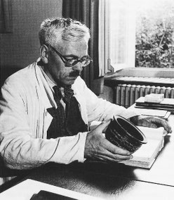 Werner Bourquin als Konservator im Museum Schwab (NMB), Fotograf: W. Nydegger, Reproduktion aus Bieler Tagblatt vom 1. 10. 1951..