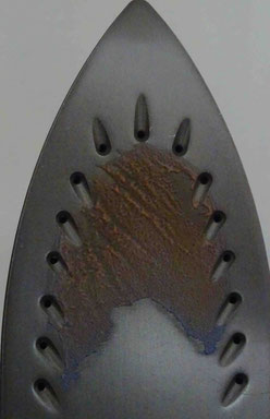 Bügeleisen mit Polyesterresten./ Iron with polyester rest. Photo: Men's Individual Fashion.