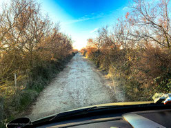 Mit dem Wohnmobil in der Camargue - Weg mit Schlaglöchern