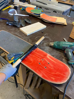 Erster Schritt: "Griptape" entfernen mittels Heißluftfön. Darunter kommt das schöne Holz zum Vorschein. - Foto: T. Ayoub