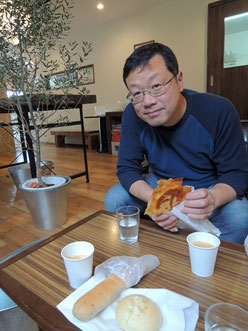 私たちが頂いてるのは「羽根つきカレーパン」「くるみるく」「塩バターパン」^_^