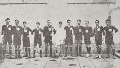 Primera foto del Llodio Club, iniciador de todos los clubes futbolísticos llodianos. Vestía con los colores del pueblo, es decir, camiseta verde con puños blancos y pantalón negro