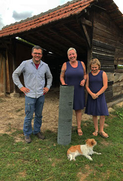 Alexander Terstegge von der Biostation Wildenrath mit Eigentümerin und Tochter