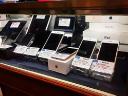 店舗のショーケース内に、中古スマートフォンやタブレットが価格表示付きで並んでいる写真。スマホ販売、中古iPhone販売、中古タブレット販売、店舗販売に関連する商品陳列の様子。