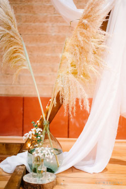  Décoration de mariage bohème avec des herbes de la pampa séchées dans un vase en verre transparent, de petites fleurs blanches