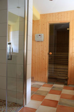Badezimmer mit ebenerdiger geräumiger Dusche