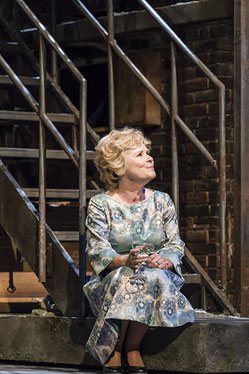 Imelda Staunton dans le très réussi Revival du National Theatre de London (2017)