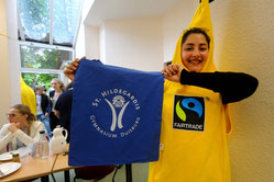 Viele mannshohe Bananen waren im St. Hildegardis-Gymnasium unterwegs: Das Schulteam nahm die Auszeichnung „Fairtrade-School“ entgegen.