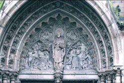 Der hl. Ludgerus über dem Portal der Ludgeruskirche in Neudorf