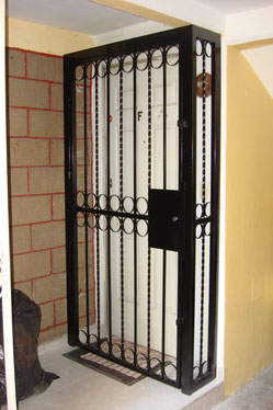 Protección para Puerta 17 "HERRERÍA ESPECIALIZADA MORON" (Jesús Morón) 