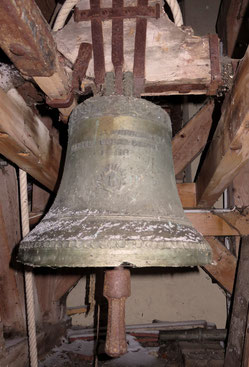 La fameuse cloche de 1733. Les coups de burin sont encore visibles près de trois siècles plus tard