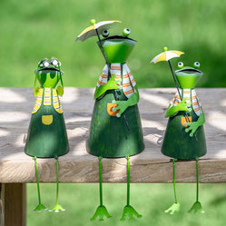 Lustige Froschfamilie aus Metall von formano: Drei fröhliche Gartenfiguren mit Regenschirmen, Latzschürze und Fernglas – liebevoll gestaltet, mit langen baumelnden Beinen und sommerlichem Outfit.  Metall-Deko für Garten, Terrasse oder Balkon mit Witz.