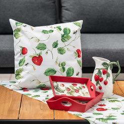 Sommerliche Deko-Serie mit Erdbeermotiv von formano: Zierkissen, Tischläufer, Tablett und Keramikkrug mit liebevoll gestalteten Erdbeeren und Blattwerk – perfekt für eine fröhliche Gartentafel oder gemütliche Terrasse.