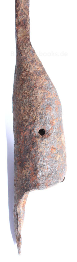 Damit das Gewicht vom schweren Fischfang oder das Abdrücken des Bootes vom Anleger nicht zu Beschädigungen des Holzschaftes führte, wurden mehrere Nietnägel verwendet.