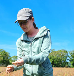 Hannah Kohlhagen untersucht Pflanzen in der Osteniederung. Foto: R. Warren