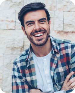 Erwachsener mit einer transparenter Invisalign Zahnschiene.