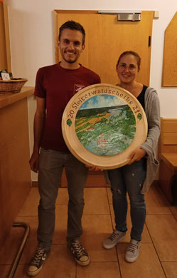 1. Schützenmeister der Sgi Frimmersdorf Christian Heubeck überreicht der siegreichen Schützin Miriam Markart die Steigerwaldscheibe