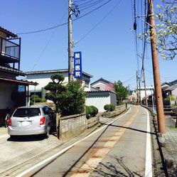 福井市中心部から前川医院への道順⑦。左手に、前川医院の青い看板が見えてきます。