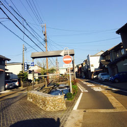 福井市中心部から前川医院への道順⑥。道が二またに分かれますが、左に進みます。右は一方通行で、進入できません。