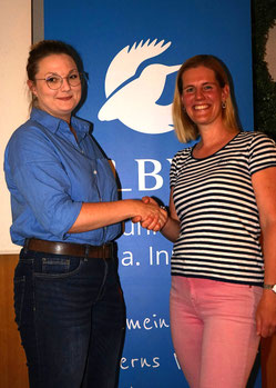 Zweite Kreisvorsitzende Leah Reiter (links) gratuliert der neuen Jugendbeauftragten Sabrina Frydryk, ©Georg Meling