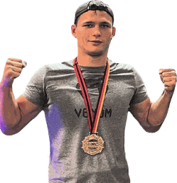 Athlet Igor Kutskiy Kindertrainer in Siegerpose mit einer Goldmedaille der GMC Meisterschaft