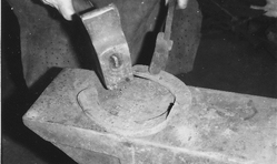 Charras d'Hier et d'Aujourd'Hui - Charras - 16 - fabrication d'un fer à cheval - formation de la pince (replat) - forge de Mr NAUZIN - La Serve - 1995