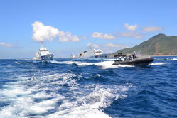7日、尖閣諸島の魚釣島周辺海域を並走する中国海警局の船「海警2166」と日本の巡視船、ボート(仲間均市議提供)