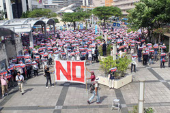集まった市民らは「辺野古新基地NO」のボードを手に声を上げた=9日、県民広場(県庁前)