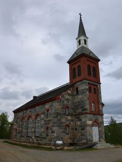 Sehenswürdigkeiten Pappila (Utsjoki): Die neue Kirche von Utsjoki wurde Mitte des 19. Jahrhunderts gebaut. Ein hoch aufragender Kirchturm dient als Eingang. Die Kirche wurde hauptsächlich aus massiven Felsstücken gebaut.