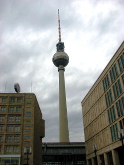 Sehenswürdigkeiten Berlin: Der imposante Fernsehturm mit seiner charakteristischen Kugel und der rot-weißen Spitze. Der Turm reicht auf 368 Meter Höhe. Die Fertigstellung erfolgte 1969.