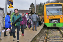 Seit dem 11.12.2016 könen wieder Kinder wie Erwachsene an der Bahnhaltestelle Grub in den Zug ein- und aussteigen.