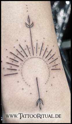 Fineline Tattoo geometrisch mit Sonne  Rostock