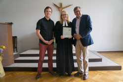 Foto: Franz von Falkenhausen v l.n.r.: Vorsitzender der Gemeindeleitung Andreas Hilpert, Pfarrerin Nina Spehr, Vorstand des KBV Franz v. Falkenhausen bei der Übergabe des Spende