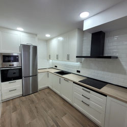 cocina lacada, cocina blanca, encimera madera, encimera laminada, cocina jaen, cocina torredelcampo