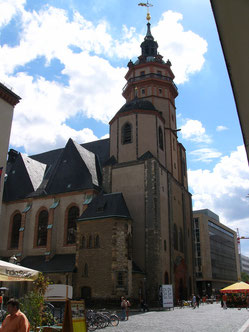 Die Nicolai-Kirche in Leipzig - mitten "im Dorf", mitten in der Stadt. Zumindest 1989 bei der Wende ein wichtiges "Forum". 