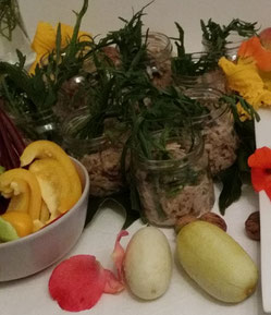 Buffet bunt Kräuter Wildkräuter vegetarisch Gemüse Waldorfsalat