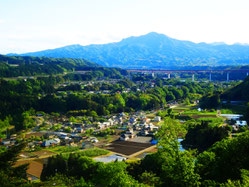 奥利根うどん本舗から見える利根沼田の河岸段丘（夏撮影）
