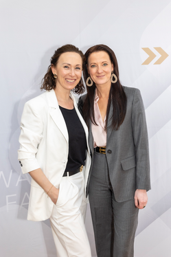 Anja Hutter und Allegra Fromer posieren gemeinsam beim GMS IT Gipfel 2026.