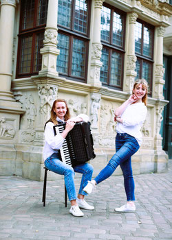 Akkordeonistin Nastja Schkinder und Tänzerin Sophie Julie