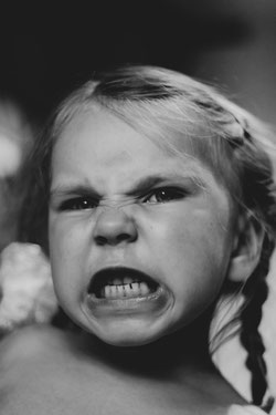 Mädchen zeigt wütend die Zähne
