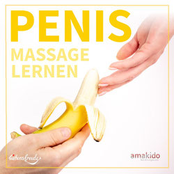 ‚Penis – Massage lernen‘: Hände halten eine halb geschälte Banane als Metapher; feiner Rahmen, helle Hintergrundfläche; Logos von Liebensfreude und amakido.