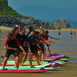 Cours de surf qui fait penser a un entrainement dans une formation de management