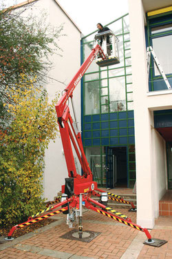 Anhängerbühne vor Glasfassade mit Bediener