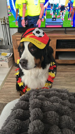 Das Auftaktspiel ist gewonnen. Bella, Selmas Schwester, fiebert mit.