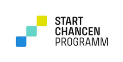Das Logo des Start Chancen Programms zeigt als Schriftzug die Worte Start Chancen Programm und daneben drei in einer aufsteigenden Linie angeordnete Quadrate in den Farben blau, grün und gelb