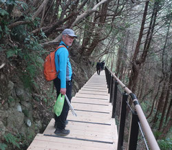 高尾をもっときれいにし隊：整備された稲荷山コースでゴミ拾い〔写真西出さん〕